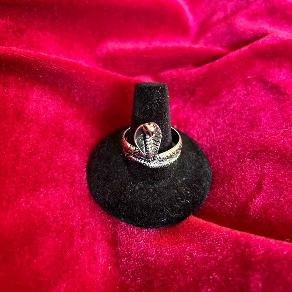 VTG DEADSTOCK 1980s SILVER KING COBRA RING